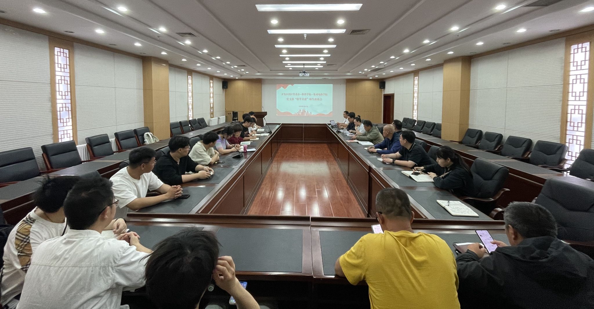 大連理工大學開發區校區管委會召開師生座談會，推進學習教育“聯學共建”